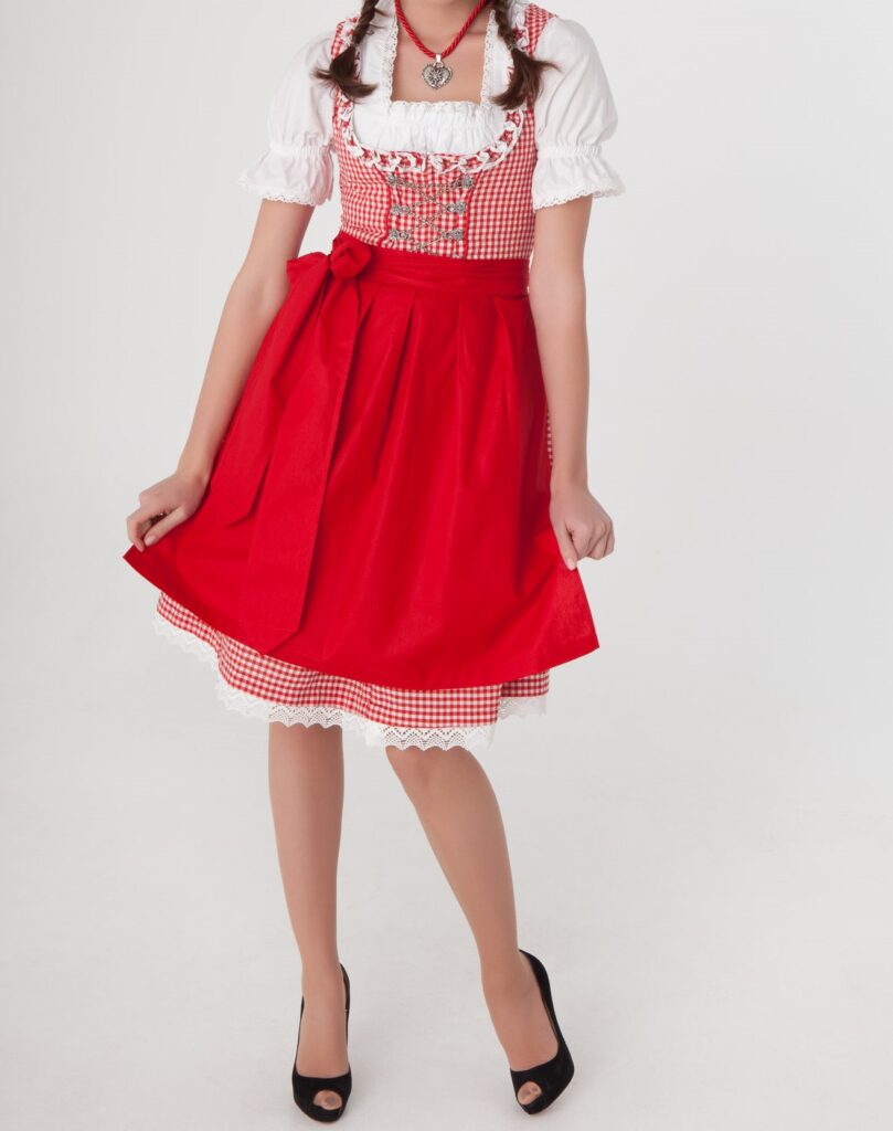 Do’s and Don’ts of Oktoberfest Costumes for girls 2 Do’s and Don’ts of Oktoberfest Costumes for girls 1